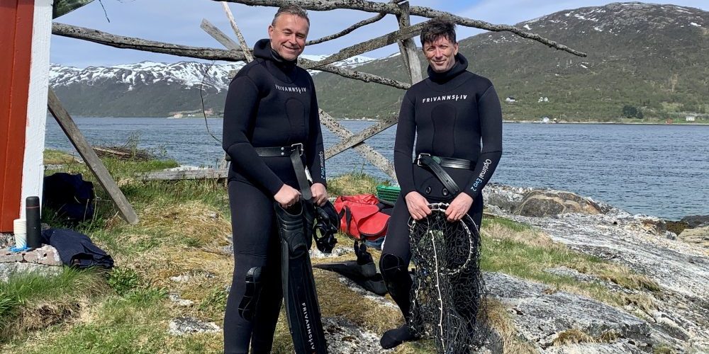 Odd Emil Ingebrigtsen (Minister of Fisheries and Coastal Affairs) and Philip James (Scientist, Nofima) with sea urchins in the AquaVitae project.