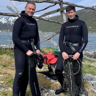 Odd Emil Ingebrigtsen (Minister of Fisheries and Coastal Affairs) and Philip James (Scientist, Nofima) with sea urchins in the AquaVitae project.