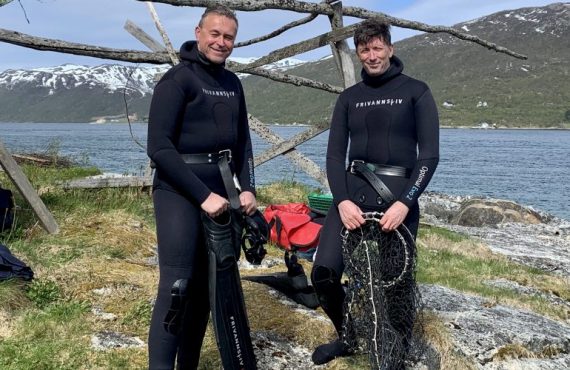 Odd Emil Ingebrigtsen (Minister of Fisheries and Coastal Affairs) and Philip James (Scientist, Nofima) with sea urchins in the AquaVitae project.